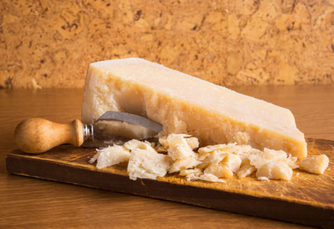 Formaggio grana con coltello